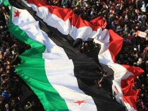 العلمان السوري والمصري جنبا إلى جنب في ميدان التحرير.
