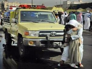 صورة لأب يحتضن ابنته فرحا بنجاتها من حريق مدرسة البنات في جدة.