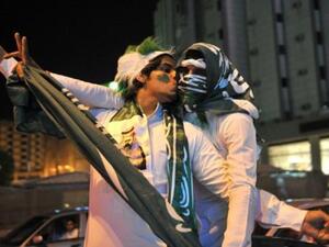 شباب سعودي يحتفل بالعيد الوطني السعودي.