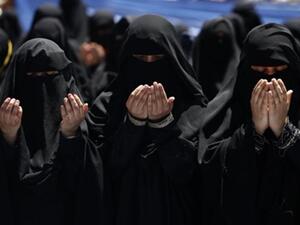 نساء يمنيات بعد صلاة الجمعة في مظاهرات احتجاج ضد الرئيس اليمني.