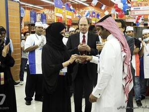 سعودي يعقد قرانه على زميلته بكارفور