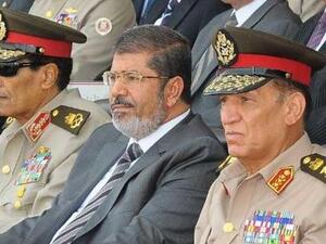 الرئيس محمد مرسي يتوسط المشير محمد طنطاوي والفريق سامي عنان