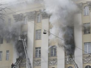 خبير يلمح إلى اختراق أمني وراء حريق وزارة الدفاع الروسية