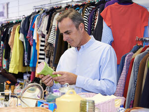 Popular items for sale online include sofas, baby strollers and digital items. (Shutterstock)