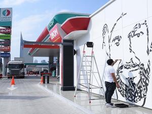 Artist Diaa Allam drawing the image