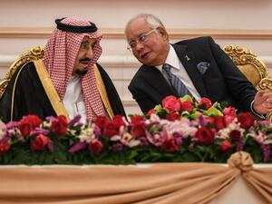Malaysia's Prime Minister Najib Razak (R) talks with Saudi Arabia's King Sultan Salman bin Abdulaziz al-Saud in Putrajaya, outside Kuala Lumpur.  (AFP/Mohammed Rasfan)