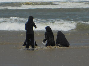 Fully covered women bathe in the sea in Australia (Flickr)