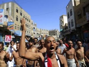 محتجون يرددون شعارات خلال تظاهرة تطالب بالاطاحة بالرئيس اليمني علي عبد الله صالح 
