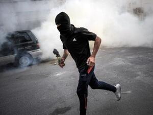 متظاهر يحمل زجاجة مولوتوف خلال مواجهات مع الشرطة في البحرين/أ.ف.ب