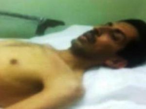 ان حياة والدها في خطر نتيجة اضرابه عن الطعام منذ 59 يوما.