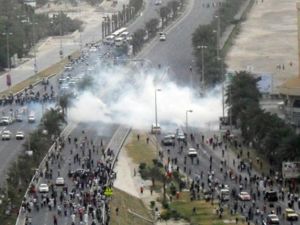 قوات مكافحة الشغب البحرينية تلقي القنابل المسيلة للدموع على المعتصمين
