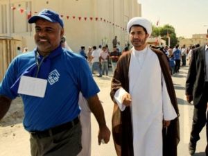 زعيم المعارضة الشيعية في البحرين الشيخ علي سلمان (وسط) في المنامة 
