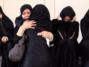 نساء بحرينيات خارج احد المستشفيات في المنامة