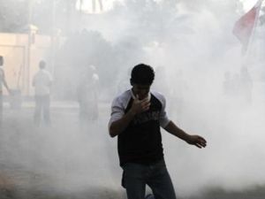 محتجون مناهضون للحكومة في البحرين يهربون من الغازات المسيلة للدموع في قرية غرب المنامة