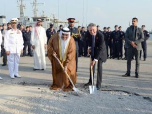 وزير الخارجية البريطاني فيليب هاموند يشارك في مراسم تدشين بناء قاعدة إتش إم إس 