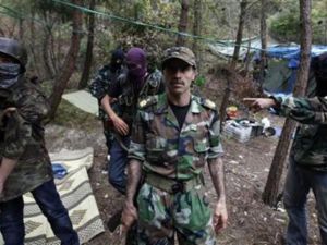 مقاتلون من الجيش السوري الحر بمنطقة على الجانب التركي من الحدود مع سوريا ي