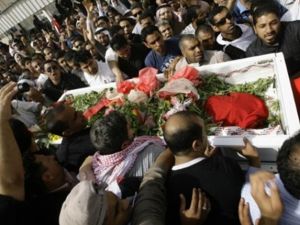 بحرينيين يشيعون قتلاهم/أ.ف.ب