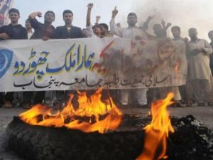 ناشطون يتظاهرون للتنديد بضربات الاطلسي، في لاهور