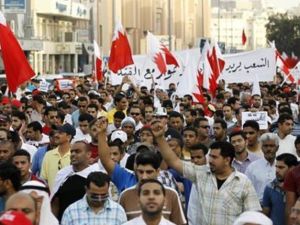 محتجون مناهضون للحكومة يسيرون ويرددون شعارات مناهضة للحكومة في المنامة