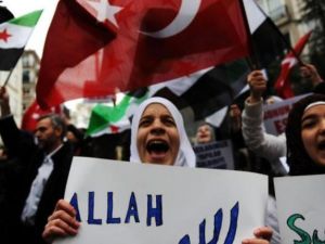 تظاهرة لسوريين مقيمين في تركيا ضد نظام الرئيس الاسد بعد صلاة الجمعة في اسطنبول