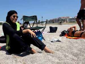 مجلس الدولة الفرنسي يعلق قرار منع ارتداء البوركيني
