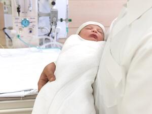 الطفل القطري نبيل العمادي هو المولود رقم مئة في مركز صحة المرأة والأبحاث بمؤسسة حمد الطبية، وقد ولد في واحدة من غرف المخاض والتوليد التي يضمها مركز صحة المرأة والأبحاث ويبلغ عددها 26 غرفة.