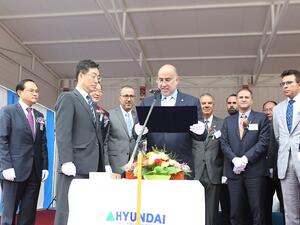 جرى استلام الناقلة "عَمَد" خلال حفل أقيم بتاريخ 9 مايو 2018م في كوريا الجنوبية وتحديداً في حوض موكبو البحري التابع لشركة هيونداي للصناعات الثقيلة في مقاطعة جنوب جيولا.