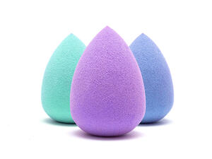 يجب ترطيب البيوتي بلندر بالقليل من الماء لكي تساعد على الحصول على سطح رطب

