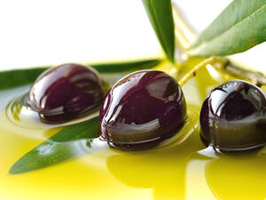 الزيتون الأسود شهيّ الطعم، ويُستخدم في تحضير بعض الأطباق كالبيتزا