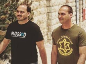 Carlos and Eduardo Bolsonaro were both seen wearing pro-Israel shirts [Twitter]