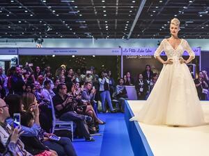 يستقطب المعرض الذي يعتبر أكبر منصة تجمع الشركات الناشطة في قطاع الأعراس، أكثر من 20,000 إمرأة بهدف الإطلاع على أحدث الصيحات والاتجاهات السائدة لمتطلبات الزفاف، من أزياء ومكياج وديكور وتنسيق الأزهار، إلى الضيافة والوجهات الملائمة لقضاء شهر العسل. 