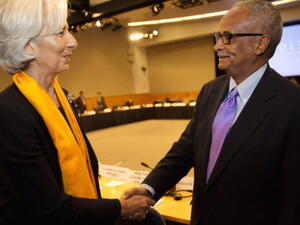  IMF Managing Director Christine Lagarde (L) greets Somalia's Bank Governor Abdusalam Omer (R) during a meeting with members of MENA, April 21, 2013 at the IMF Headquarters in Washington, DC.