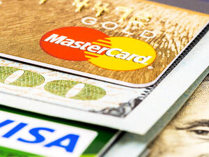 Keep your credit card in sight at all times, such as when paying in a restaurant. (Shutterstock)