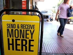 The secretary general of the UAB expects the British pound devaluation and resulting inflation following the Brexit vote to have negative implications for Arab remittances.  (Infowoman.gr)