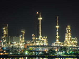 Up to fifteen oil producing countries, which produce 73 percent of the world's oil, are prepared to freeze their oil production. (File photo)