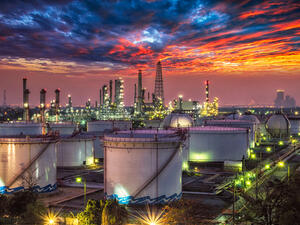 Kuwait plans to build a new refinery near the Saudi border. (Shutterstock)