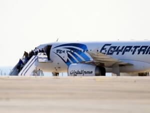 Passengers leave an EgyptAir Airbus A-320 after it was hijacked after leaving Alexandria for Cairo and diverted to Cyprus on March 29, 2016. (AFP/George Michael)