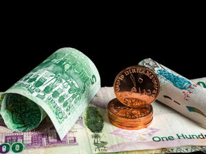 قطر أكبر مصدر للغاز الطبيعي المسال في العالم، وإحدى أغنى دول الخليج، ويعتقد أنها تملك أصولاً في الخارج بمئات المليارات من الدولارات، لكن قيمة صادراتها من الطاقة انخفضت إلى النصف تقريباً العام الماضي