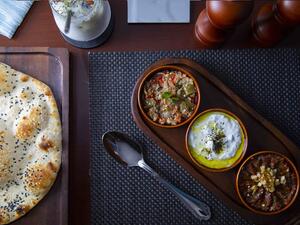 يمكن لضيوف فندق قصر البستان، ريتز - كارلتون الاستمتاع بتشكيلة من الأطباق التقليدية المحضرة باستخدام أفضل المكونات من مختلف أنحاء المنطقة بما في ذلك بعض الخضروات المحلية.