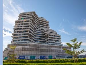 حرصت "عزيزي للتطوير العقاري" على الاستعانة بمجموعة من فرق المقاولات لضمان الإنجاز النهائي للمشروع بنسبة 100% كما هو محدد في جدول التسليم.