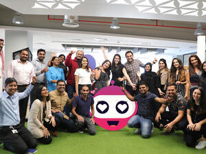 فريق عمل Liv. مع روبوت أوليفيا