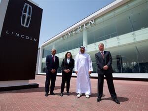 من اليسار إلى اليمين: أشوك خانا ، الرئيس التنفيذي لشركة الطاير للسيارات ، إلينا فورد ، رئيس قسم تجربة العملاء ، شركة فورد موتور ؛ سعيد الطاير ، العضو المنتدب لشركة الطاير للسيارات ومارك أوفندين ، نائب رئيس شركة فورد موتور ورئيس فورد الشرق الأوسط وأفريقيا