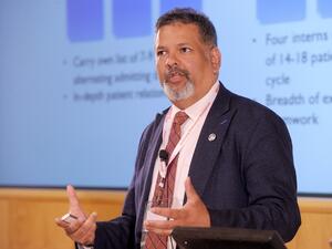 دكتور جاتن إم. فياس، الأستاذ المشارك للطب في كلية طب هارفرد - مستشفى ماساتشوستس العام