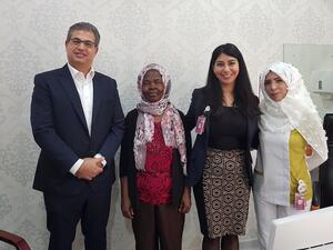 البروفسور عمرو الشواربي مع المريضة