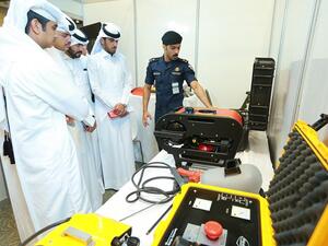 الطلاب المشاركون يتعرفون على الأجهزة والمعدات الخاصة بالإدارة العامة لأمن السواحل والحدود، في القرية المهنية 2018 التي نظمها مركز قطر للتطوير المهني.