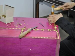 تأتي دورة الصناديق المبيتة ضمن سياق جهود هيئة البحرين السياحة والمعارض للمحافظة على الحرف اليدوية والصناعات التقليدية