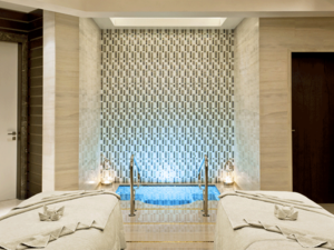 تبدأ رحلة التخلص من السموم بتقشير الجسم باستخدام جوز الهند المضاد للسيلوليت لإعادة توازن PH إلى الجلد، يليها تدليك التخلّص من السموم الذي يعمل على تعزيز عمل الجهاز اللمفاوي لإزالة السموم.