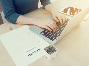 40% من الباحثين عن عمل يرفقون خطاب المقدمة بطلب التوظيف