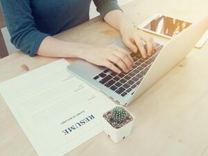 40% من الباحثين عن عمل يرفقون خطاب المقدمة بطلب التوظيف