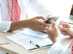 بدأت عملية "التوطين" حين أدركت الحكومات الخليجية حاجتها للانتقال من الاقتصاد المعتمد على المواد الهيدروكربونية إلى الاقتصاد القائم على المعرفة